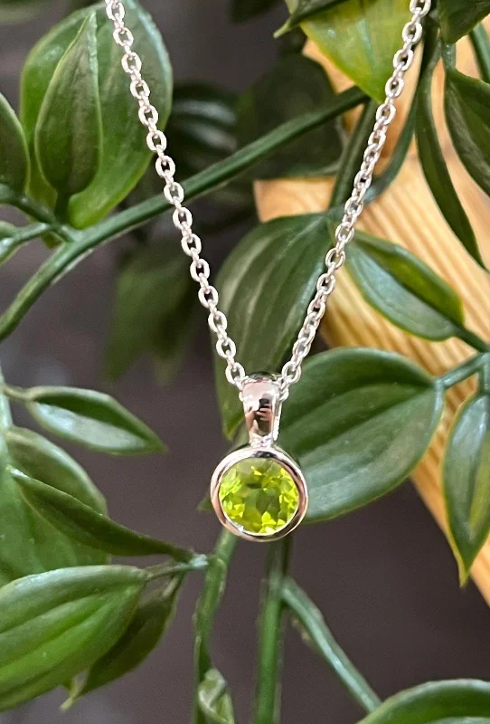 Beautiful Gemstone Chain Necklaces-Unique & Co Rhodium Plated Silver Peridot Necklace